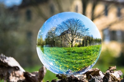glass-ball-4139652_960_720.jpg